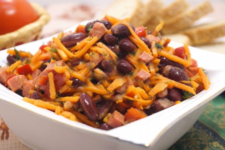 Salat mit Bohnen und Würstchen
