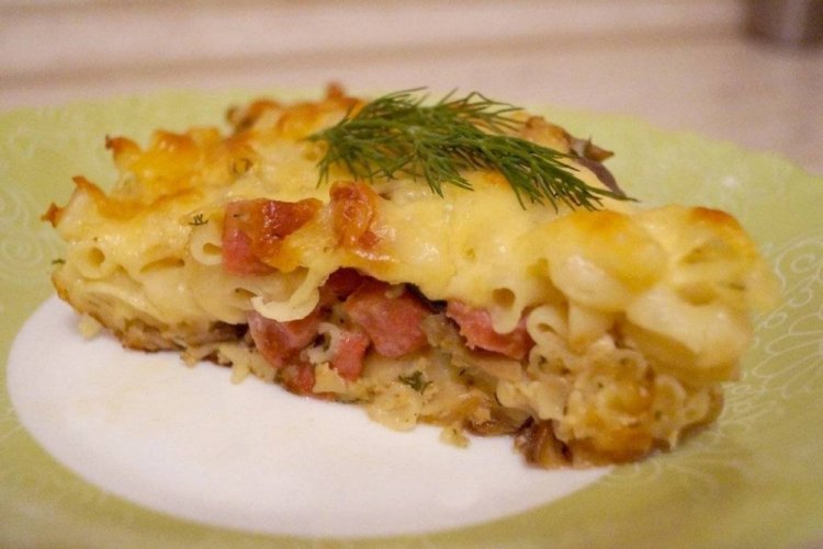 Nudelauflauf mit Würstchen
