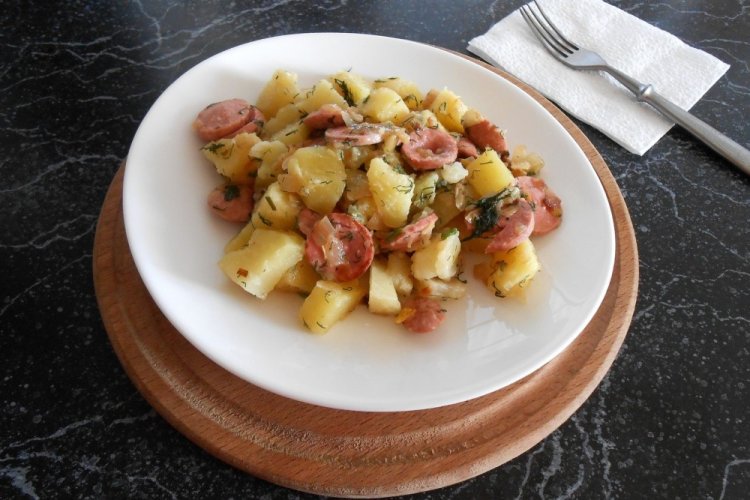 Geschmorte Kartoffeln mit Würstchen