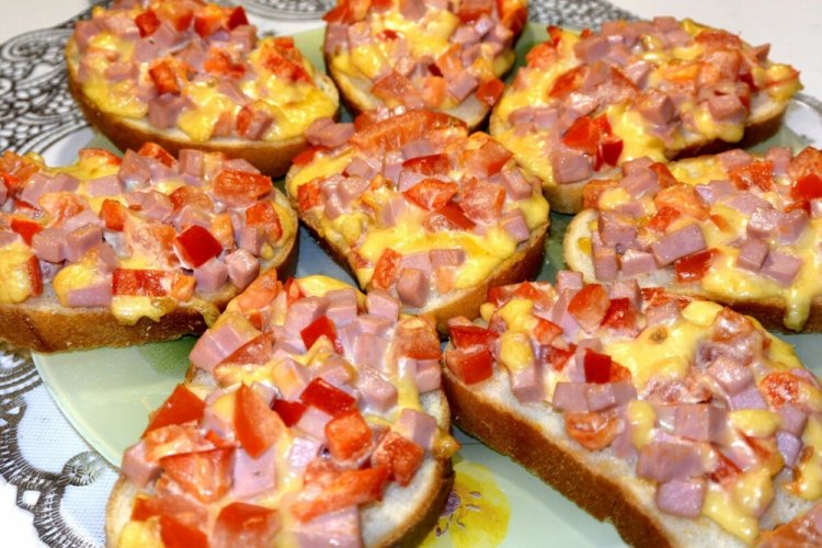 Mini-Pizza mit Würstchen