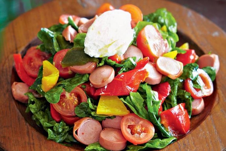 Salat mit Würstchen, Paprika und Ricotta