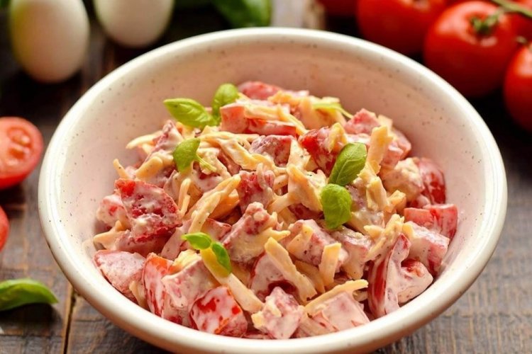 Salat mit Würstchen, Käse und Tomaten