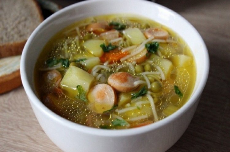 Schnelle Suppe mit Würstchen