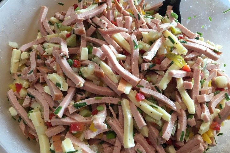 Salat mit Ei, Würstchen und Gurken