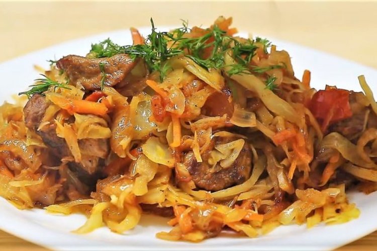 Polnischer Bigos mit Sauerkraut