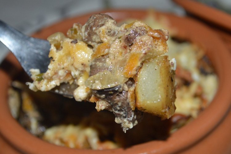 Hähnchenleber mit Kartoffeln und Pilzen in Tontöpfen