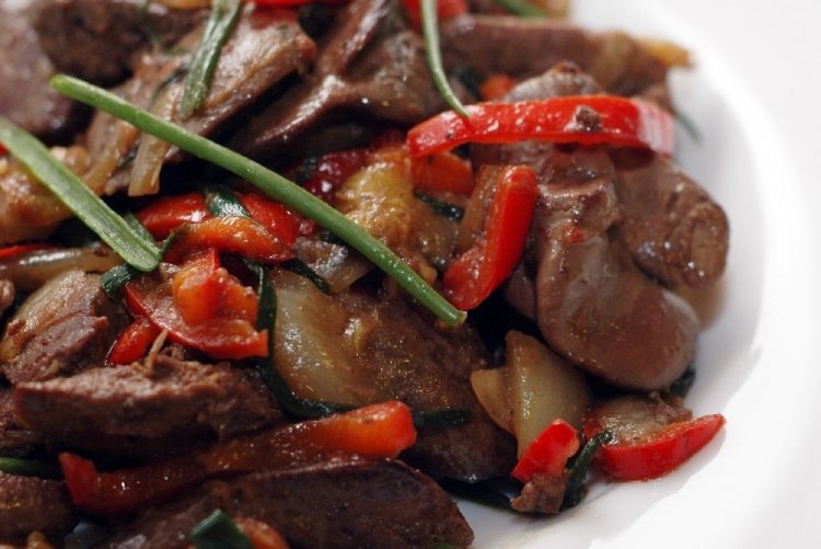 Hähnchenleber mit Paprika und Tomaten