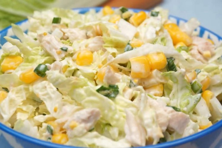 Ensalada de pollo, col china y maíz