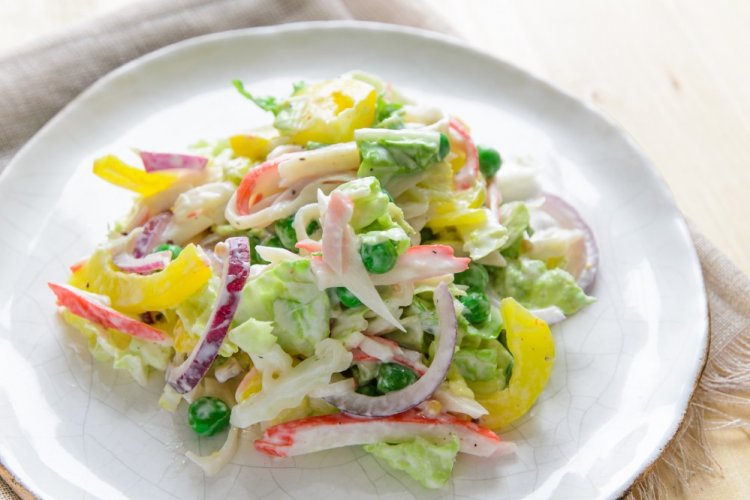 Ensalada de col china y palitos de cangrejo