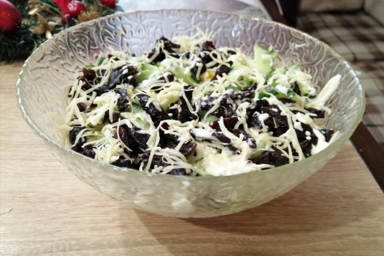 Ensalada de col china, ternera y ciruelas pasas