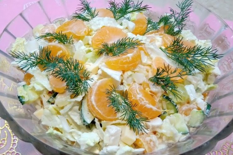 Ensalada de col china, mandarinas y uvas