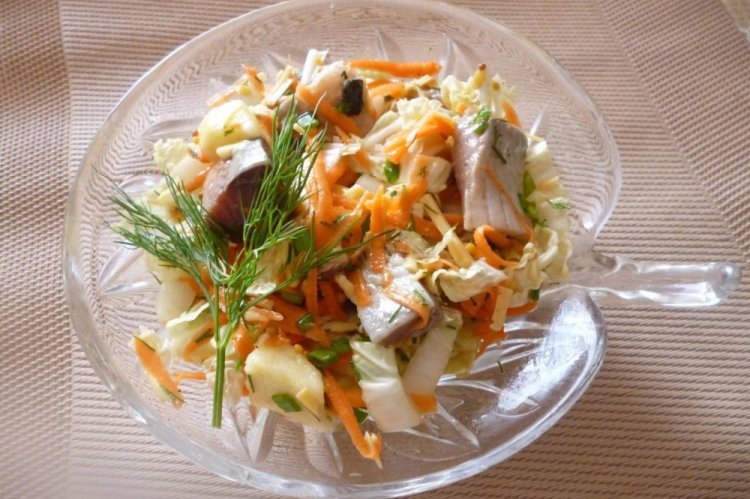 Ensalada saludable de col china, manzanas y arenque