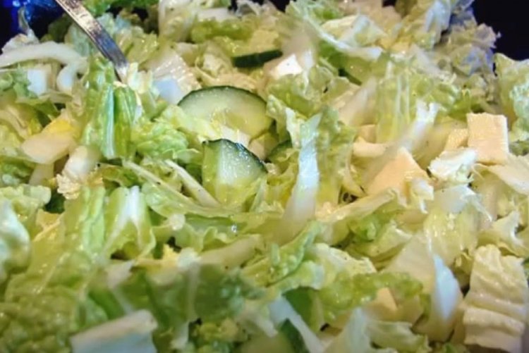 Ensalada de col china, pepino y nueces