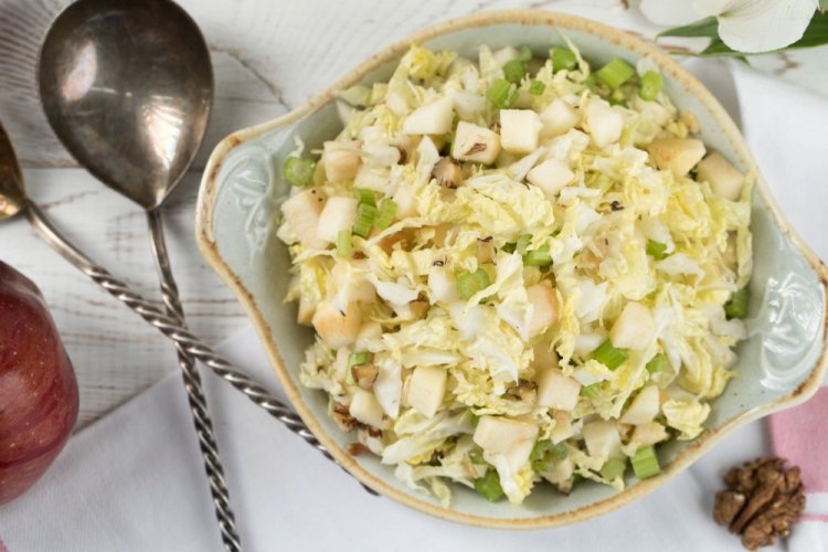 Ensalada saludable de col china, manzanas y apio