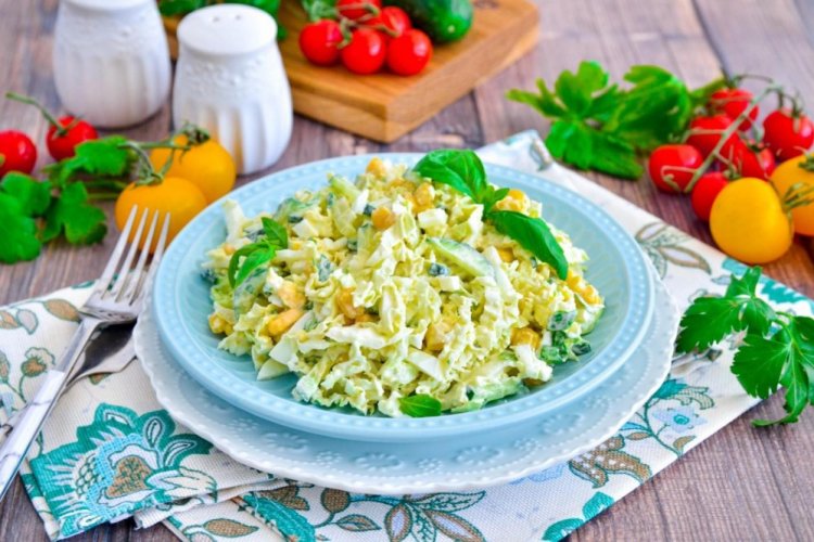 Ensalada saludable de col china con tortitas de huevo