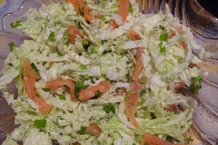 Ensalada de col china con pescado rojo