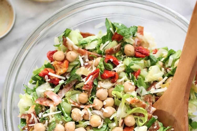 Ensalada de col china, espinacas y garbanzos