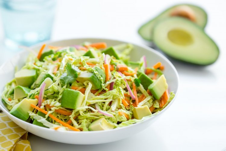 Ensalada saludable de col china, aguacate y zanahoria