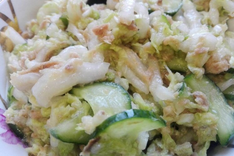 Ensalada de col china y atún
