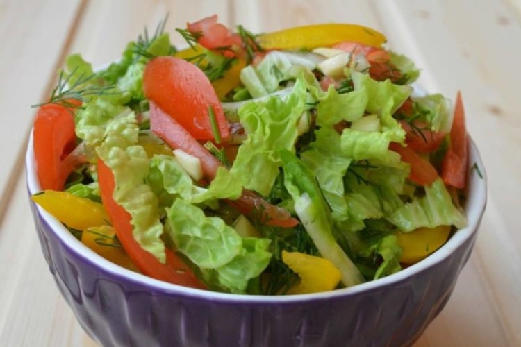 Ensalada de col china con pimiento morrón