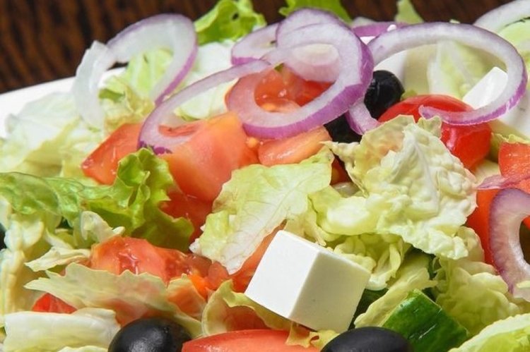 Ensalada saludable de col china con queso feta