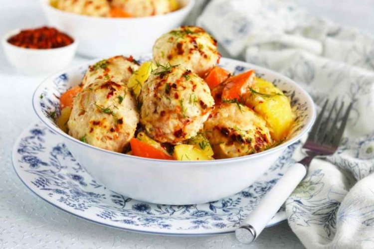 Frikadellen mit Kartoffeln und Soße
