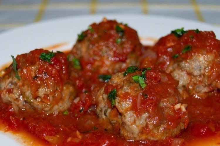 Frikadellen mit Tomatensaftsoße