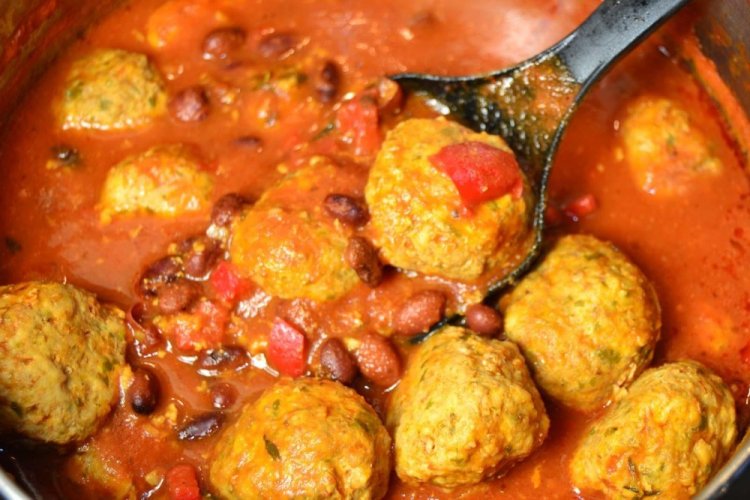 Frikadellen mit Bohnen und Soße in der Pfanne