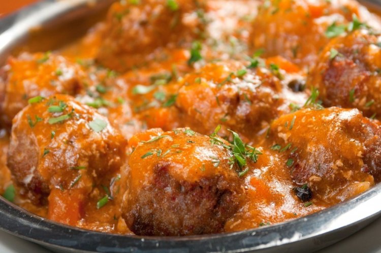 Frikadellen mit Sahnesoße in der Pfanne