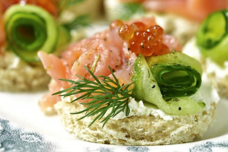 Lachs-Sandwiches mit rotem Kaviar