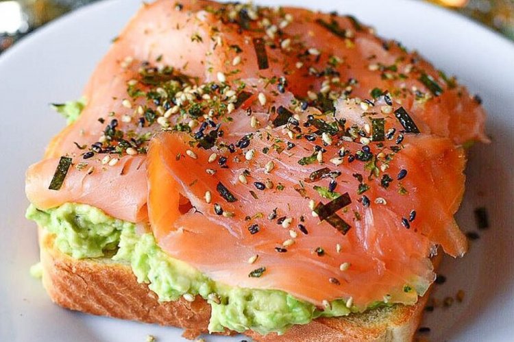 Lachs-Sandwiches mit Avocado und Ei