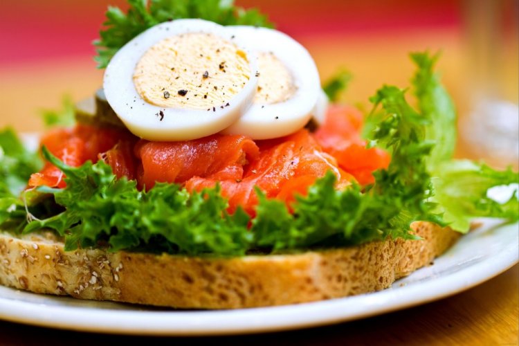 Lachs-Sandwiches mit Wachteleiern