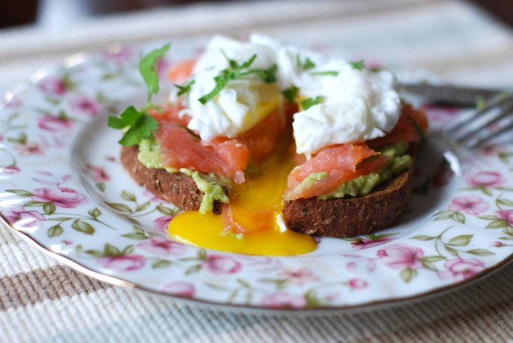 Lachs-Sandwiches mit pochiertem Ei