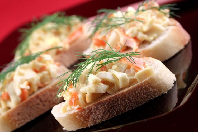 Lachs-Sandwiches mit Krabbenstäbchen