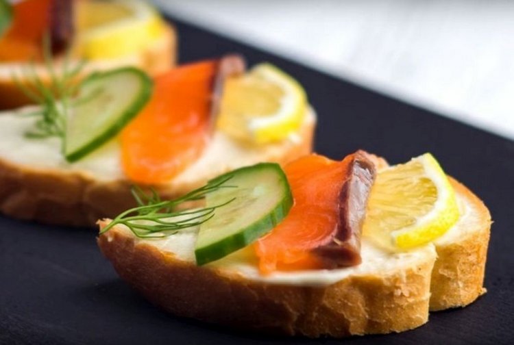 Lachs-Sandwiches mit Gurke und Zitrone