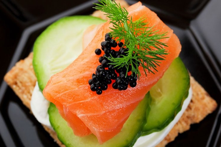 Lachs-Sandwiches mit Gurken und schwarzem Kaviar