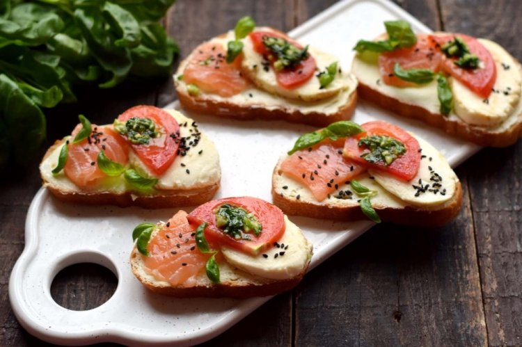 Lachs-Sandwiches mit Tomaten