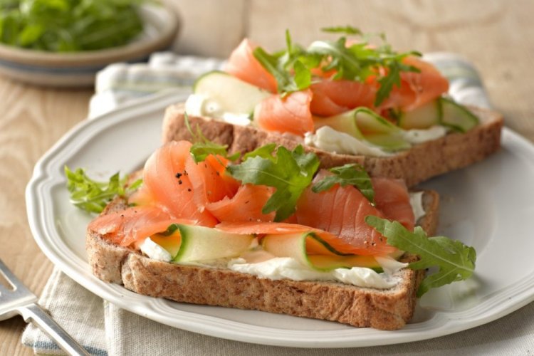Lachs-Sandwiches mit eingelegten Gurken