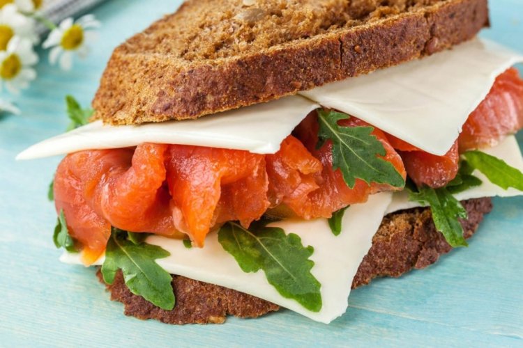 Lachs-Sandwiches mit Käse