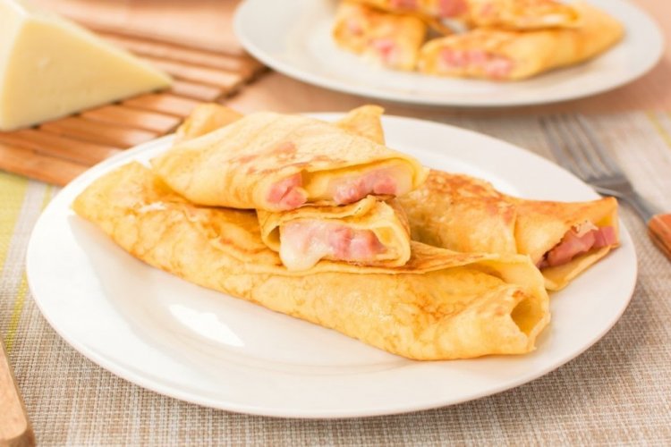 Pfannkuchen mit Schinken und Käse auf Wasserbasis