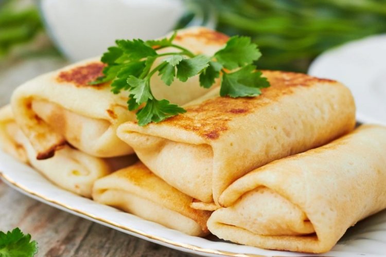 Pfannkuchen mit Schinken, Käse und Gurke