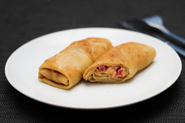 Pfannkuchen mit Schinken und Käse auf Milchbasis