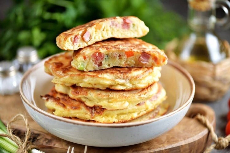 Fluffige Pfannkuchen mit Schinken und Käse