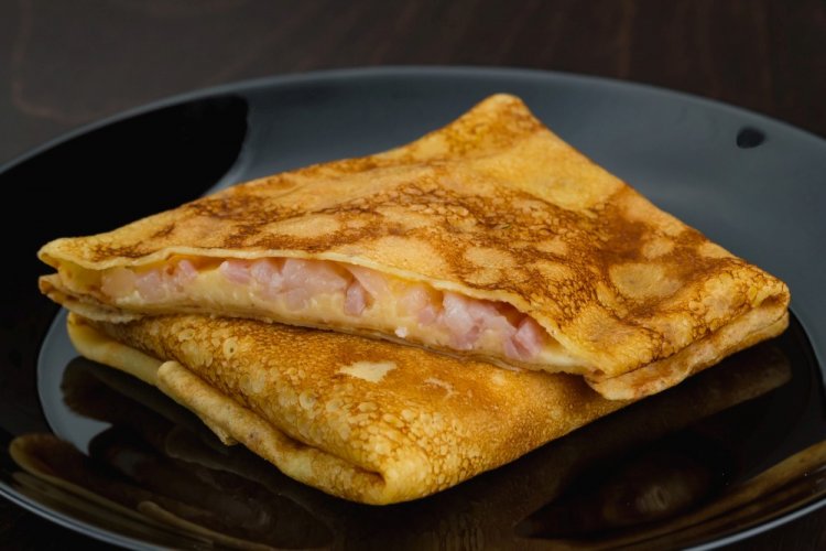 Pfannkuchen mit Schinken und Käse auf Kefirbasis