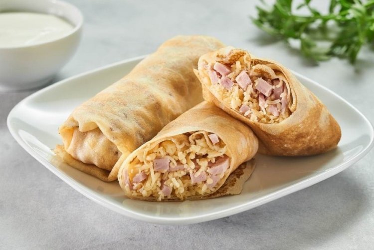 Pfannkuchen mit Schinken und Käse auf Mineralwasserbasis