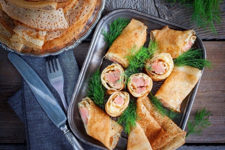 Pfannkuchen mit Schinken und Käse auf Sauerrahmbasis