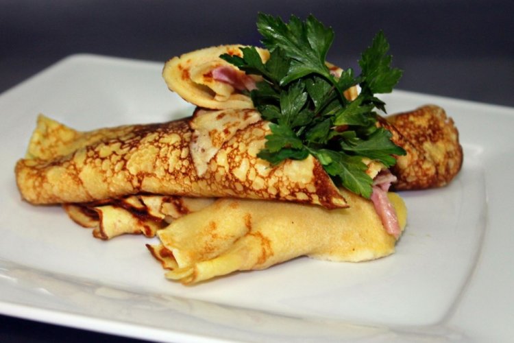 Pfannkuchen mit Schinken, Tomaten und Käse