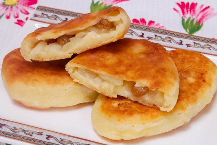 Piroggen mit Quark und Rosinen