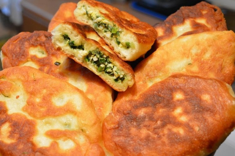 Gebratene Piroggen mit Zwiebel und Ei