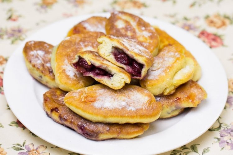 Piroggen mit Kirschen